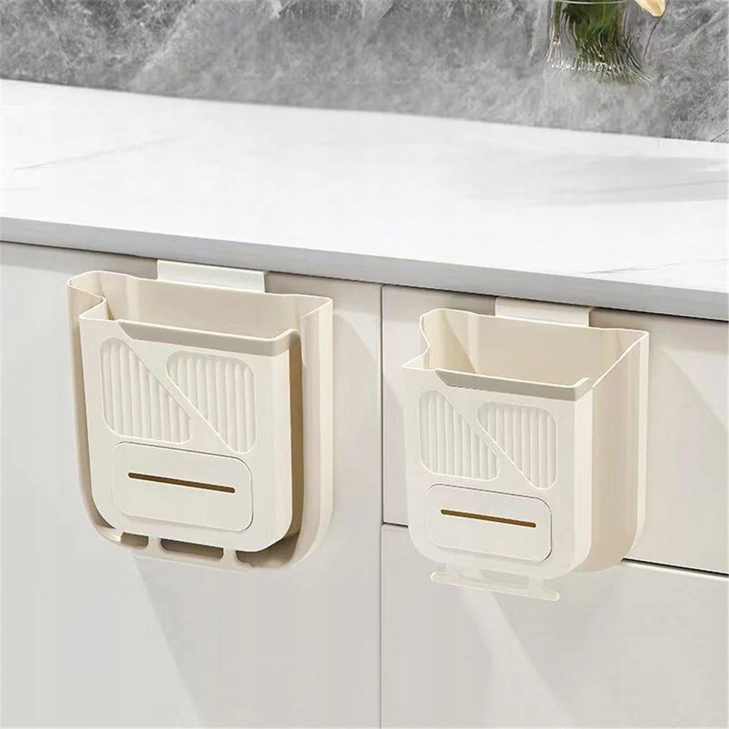 Poubelle de cuisine pliable suspendue à une porte de placard